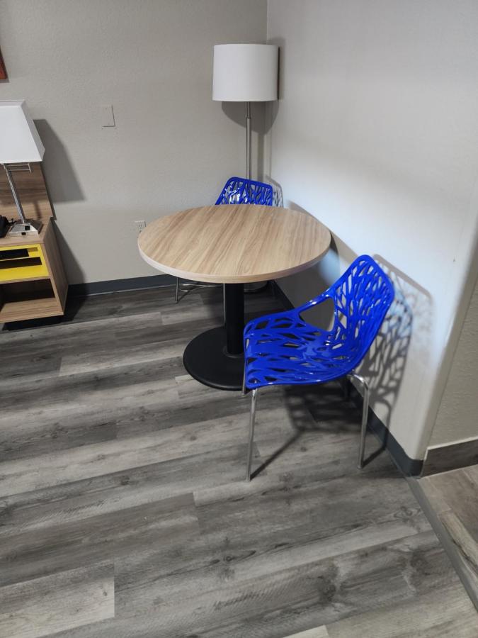 King Room - Disability Access/Non-Smoking at Days Inn & Suites by Wyndham Tucson/Marana