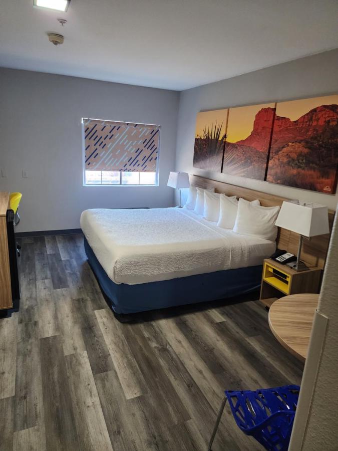 King Room - Disability Access/Non-Smoking at Days Inn & Suites by Wyndham Tucson/Marana