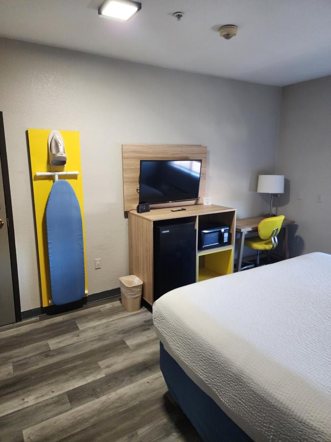 King Room - Disability Access/Non-Smoking at Days Inn & Suites by Wyndham Tucson/Marana