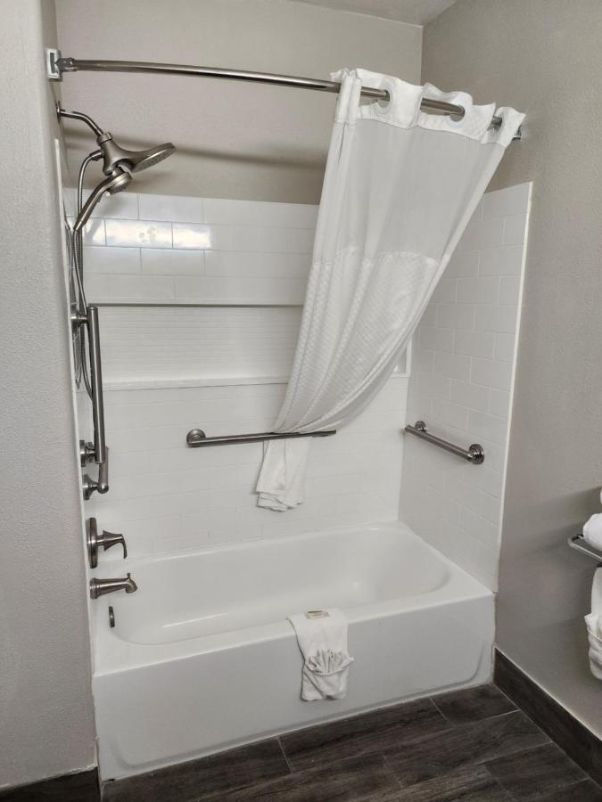 King Room - Disability Access/Non-Smoking at Days Inn & Suites by Wyndham Tucson/Marana