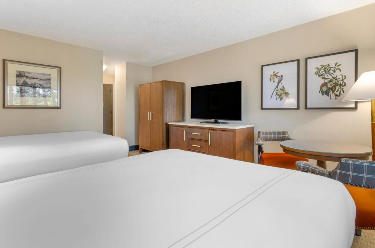 ADA Deluxe Room - 2 Double Beds at Omni Charlottesville Hotel