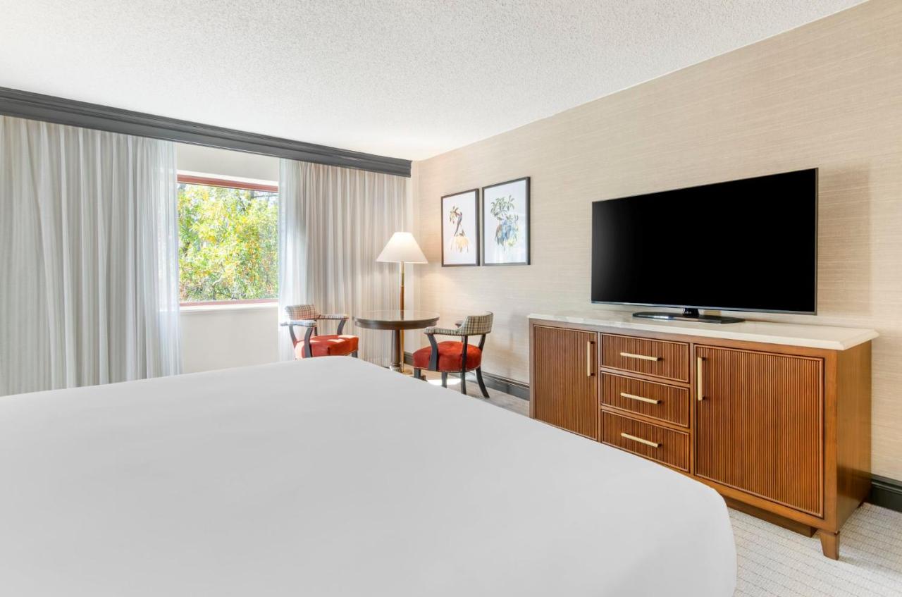 Deluxe Room -1 Queen Bed at Omni Charlottesville Hotel