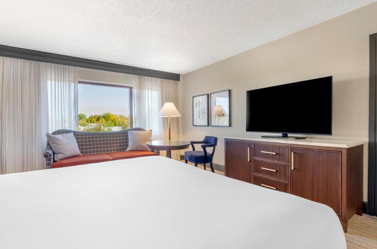Deluxe Room -1 King Bed at Omni Charlottesville Hotel