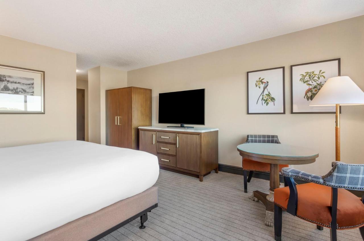 Deluxe Room -1 Queen Bed at Omni Charlottesville Hotel