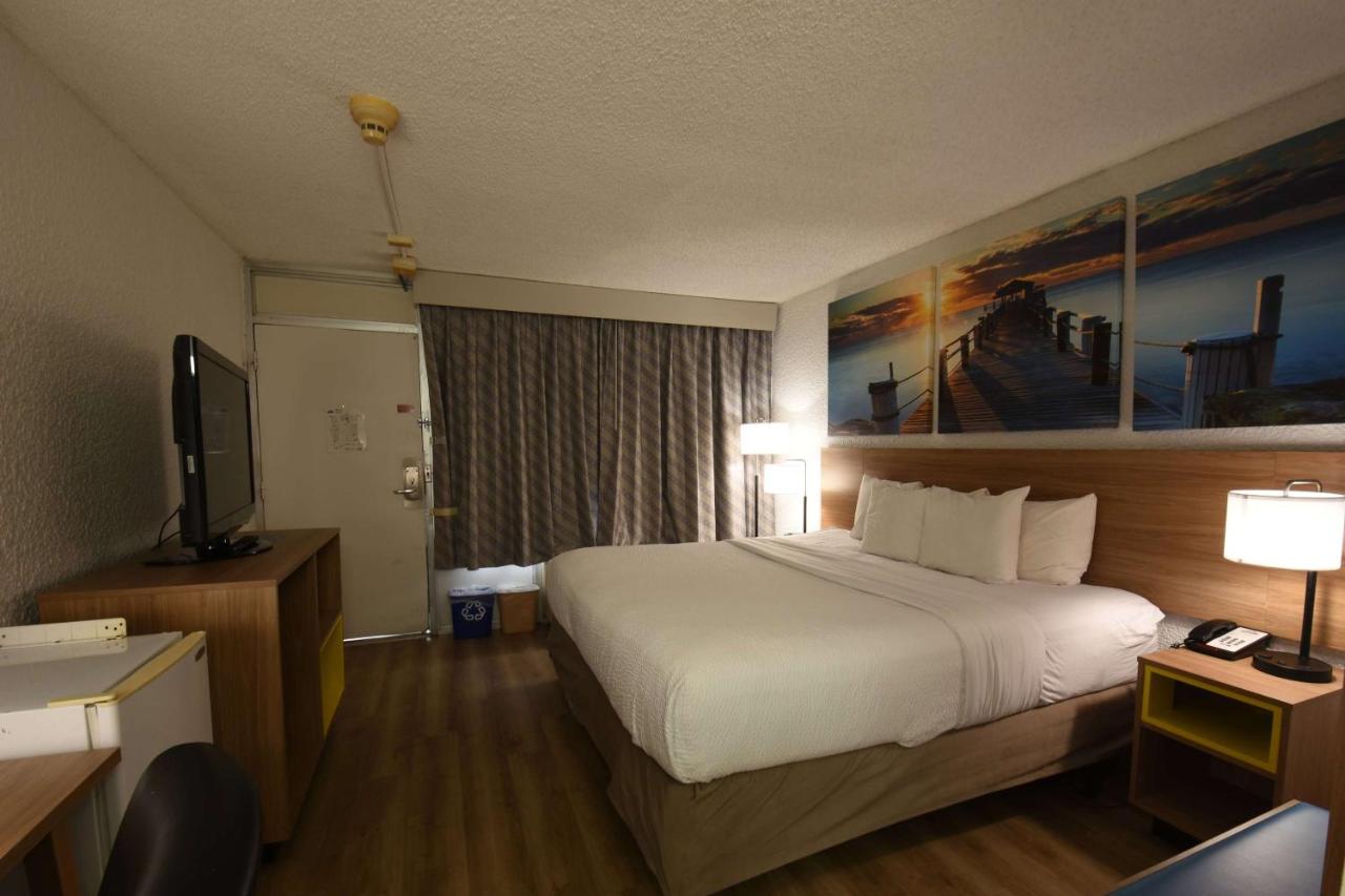 Superior King Suite with Jetted Tub - Non-Smoking at Days Inn by Wyndham Stuart