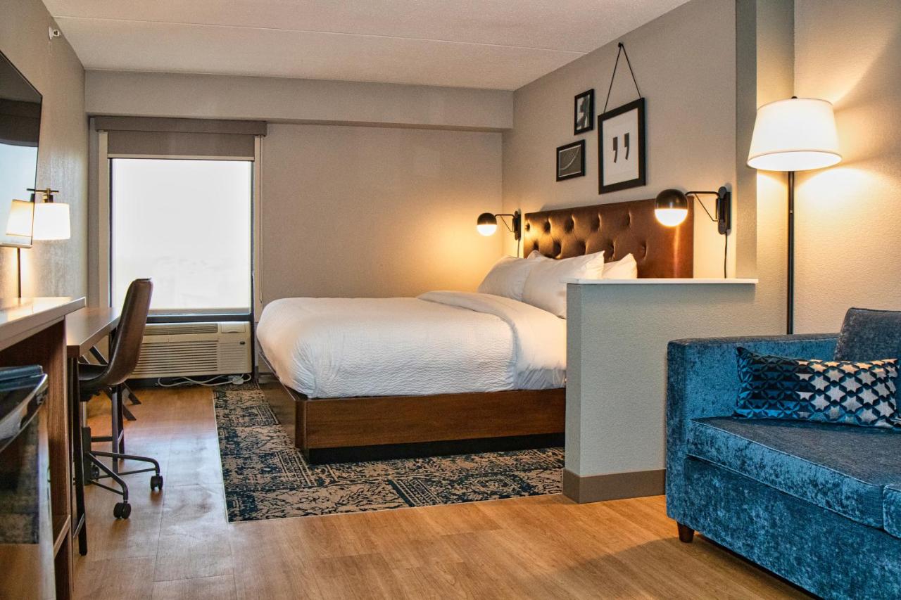Guest room, 1 King, Sofa bed at Four Points by Sheraton Allentown Lehigh Valley