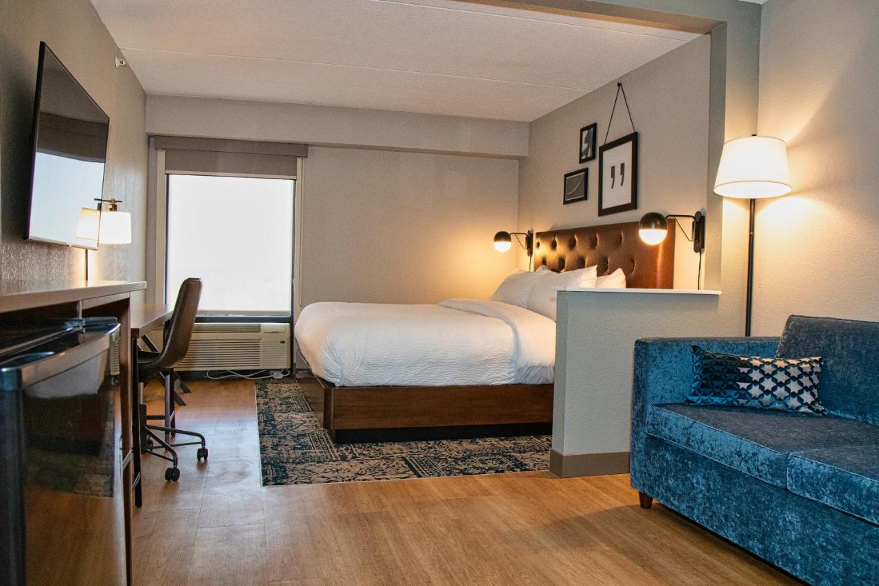 Guest room, 1 King, Sofa bed at Four Points by Sheraton Allentown Lehigh Valley