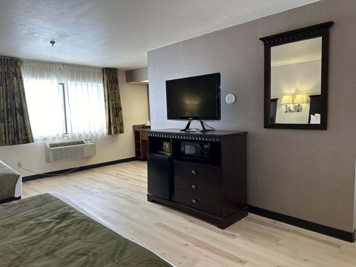 Deluxe Queen Room, Non-Smoking at Wingate By Wyndham Gunnison Near Western Colorado University