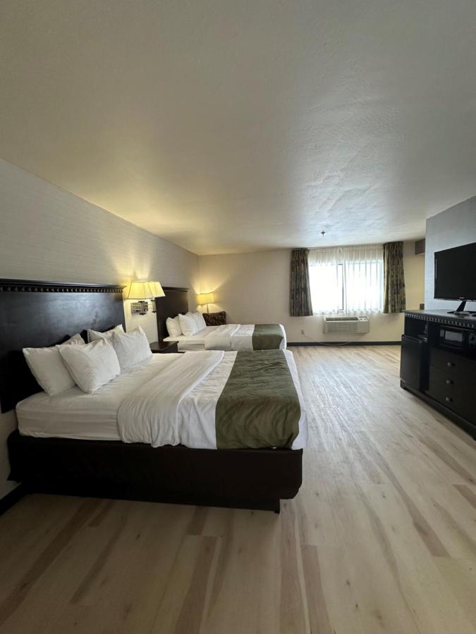 Deluxe Queen Room, Non-Smoking at Wingate By Wyndham Gunnison Near Western Colorado University