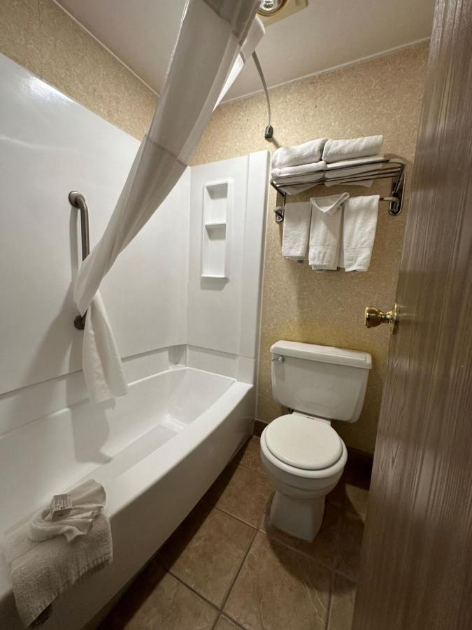 Queen Room with Two Queen Beds - Pet Friendly/Non-Smoking at Wingate By Wyndham Gunnison Near Western Colorado University