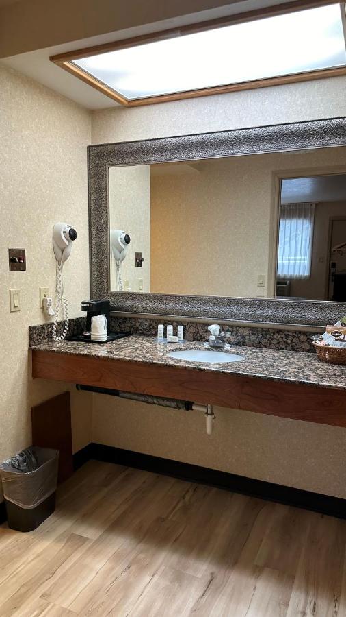 Queen Room with Mobility Access and Bathtub with Grab Bars, Non-Smoking at Wingate By Wyndham Gunnison Near Western Colorado University