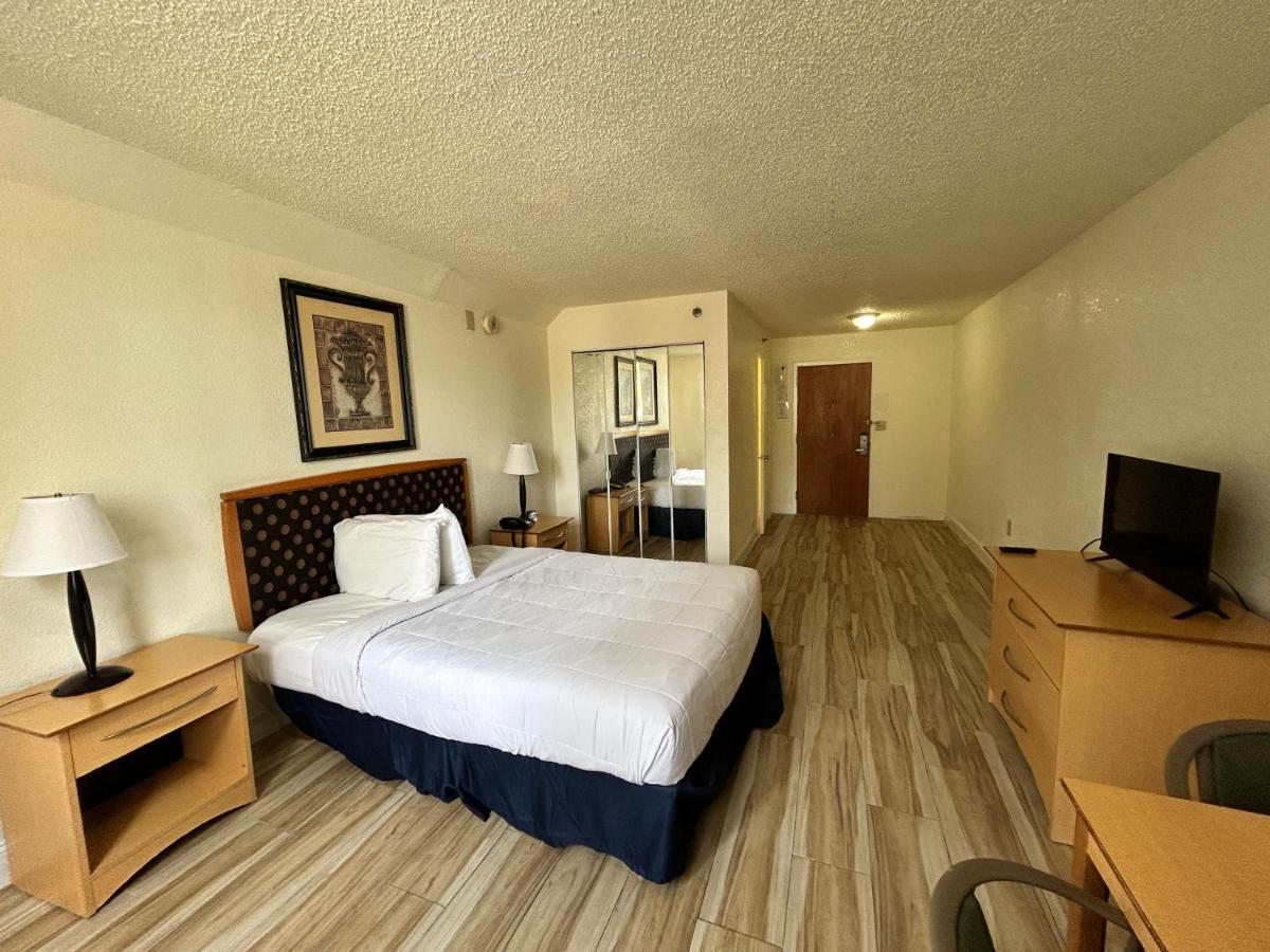 | Monumental Movieland Hotel