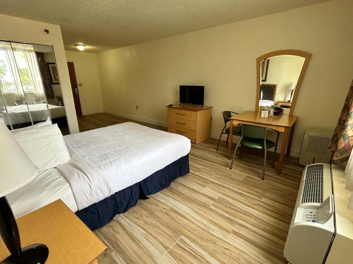 | Monumental Movieland Hotel