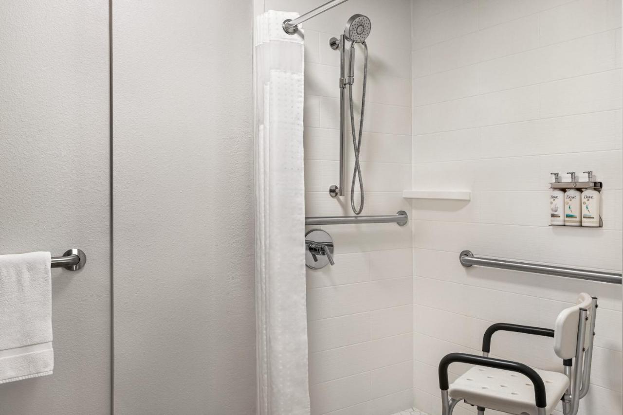 Single Room with Roll in Shower - Hearing Accessible/Non-Smoking  at Holiday Inn Express Bowling Green by IHG