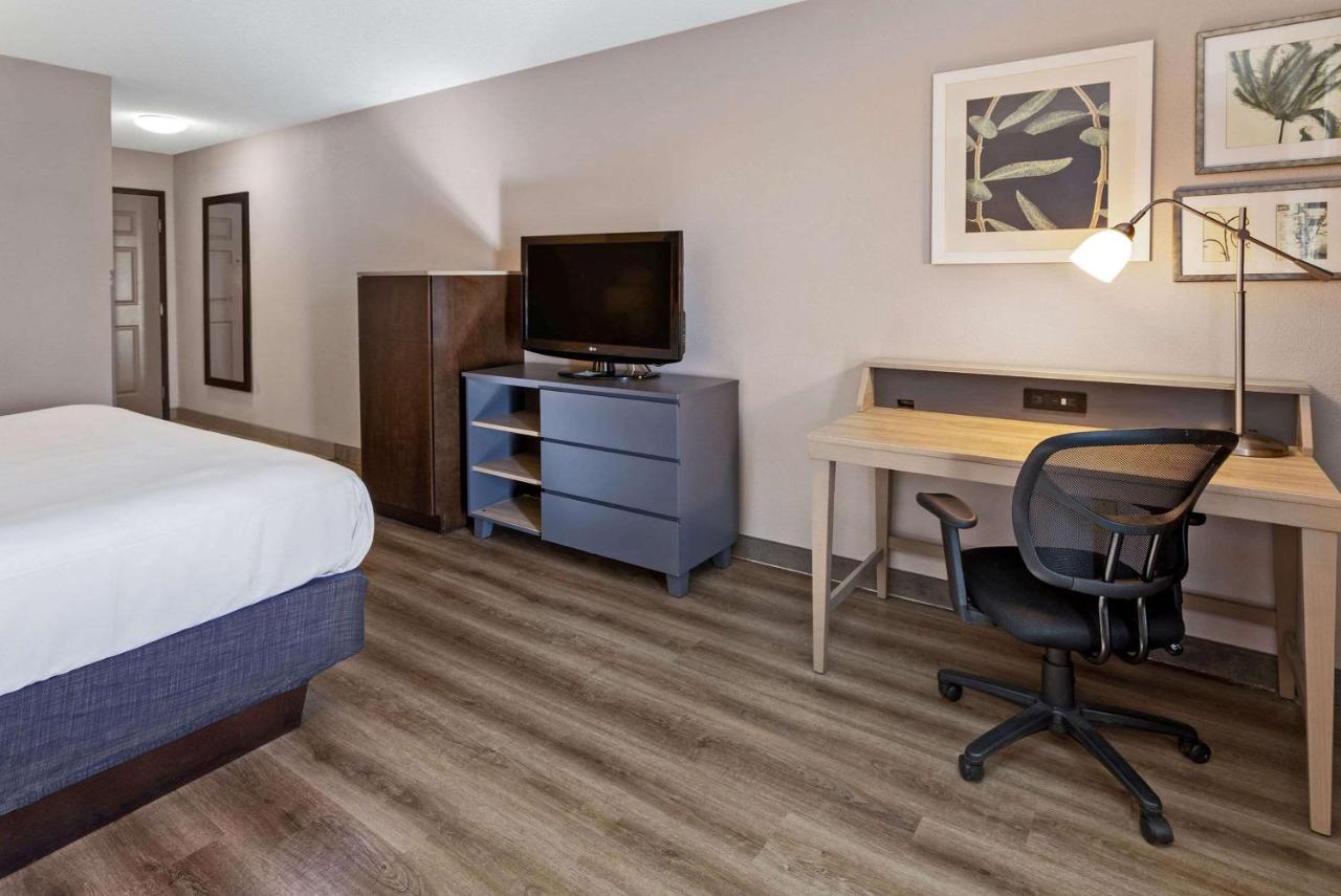 King Room - Disability Access at Country Inn & Suites by Radisson, Salisbury, MD