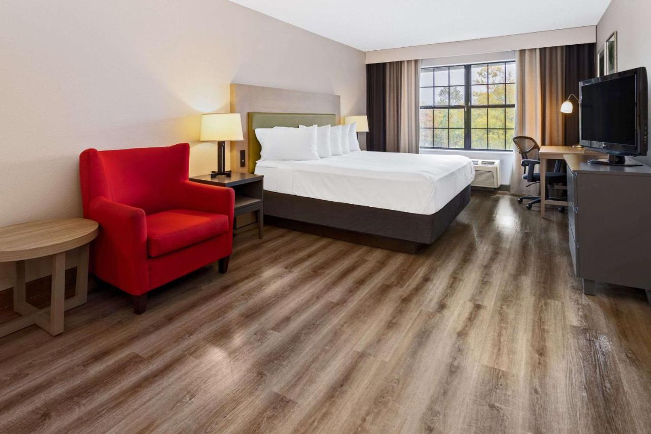 King Room - Disability Access at Country Inn & Suites by Radisson, Salisbury, MD