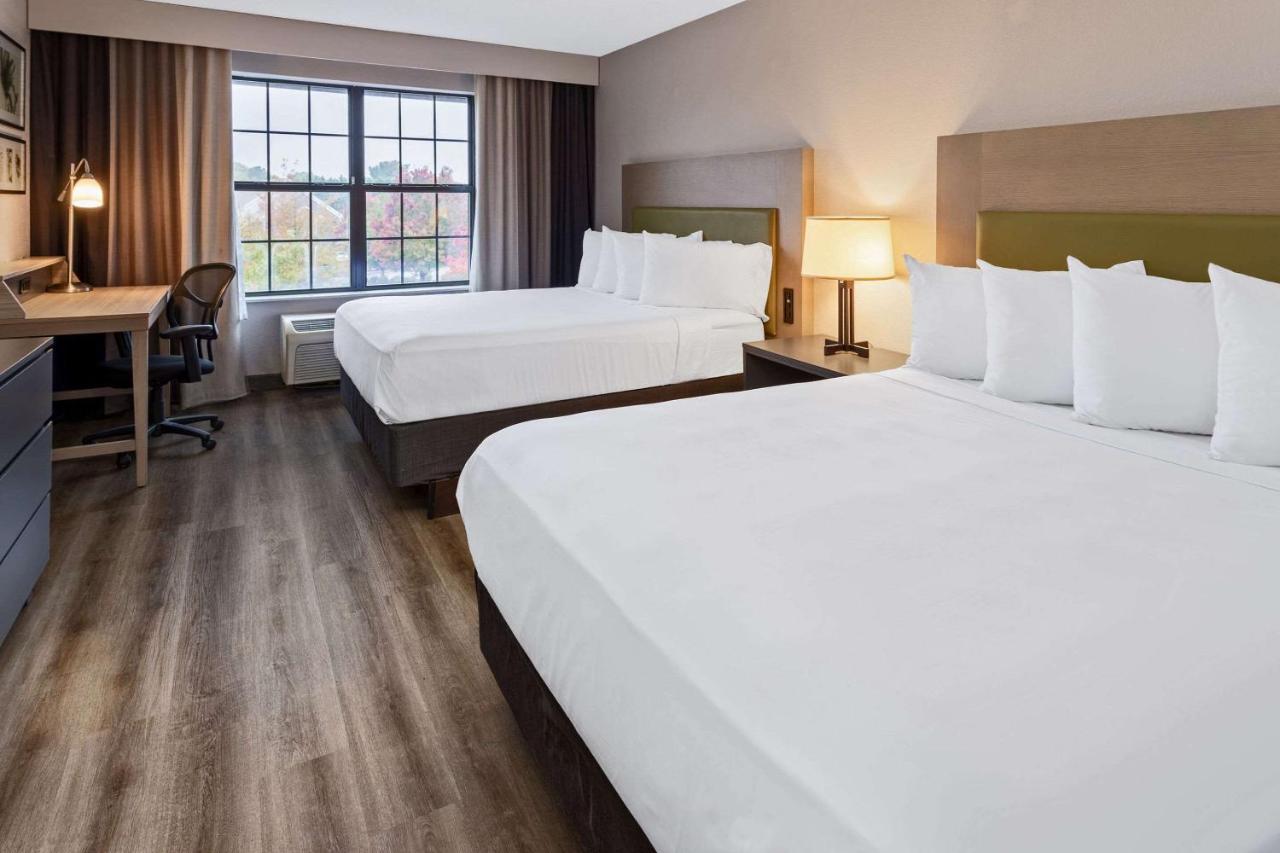 Queen Room with Two Queen Beds at Country Inn & Suites by Radisson, Salisbury, MD