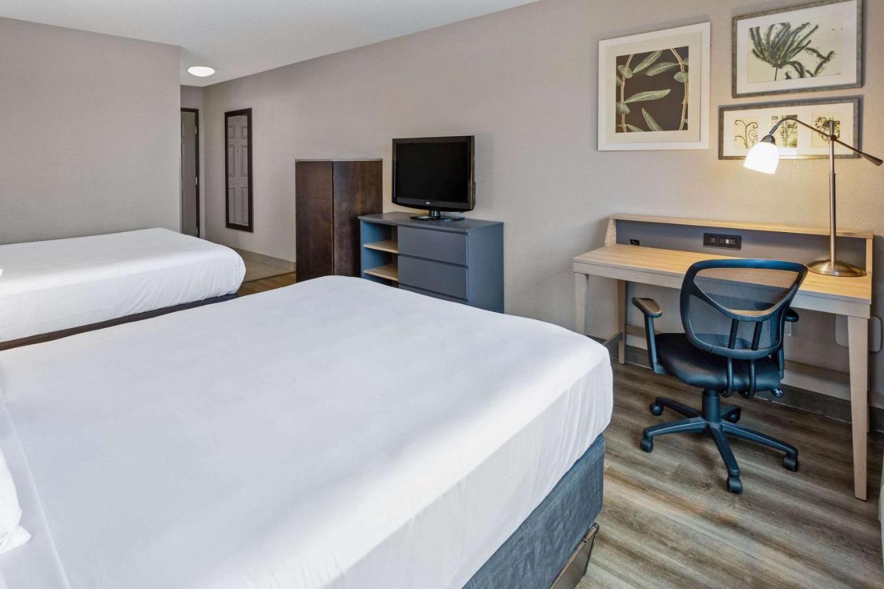 Queen Room with Two Queen Beds at Country Inn & Suites by Radisson, Salisbury, MD