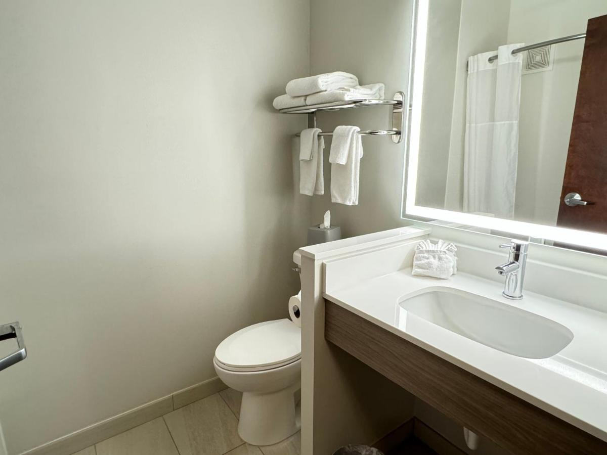 | Holiday Inn Express Hotel & Suites St. Paul-Woodbury, an IHG Hotel