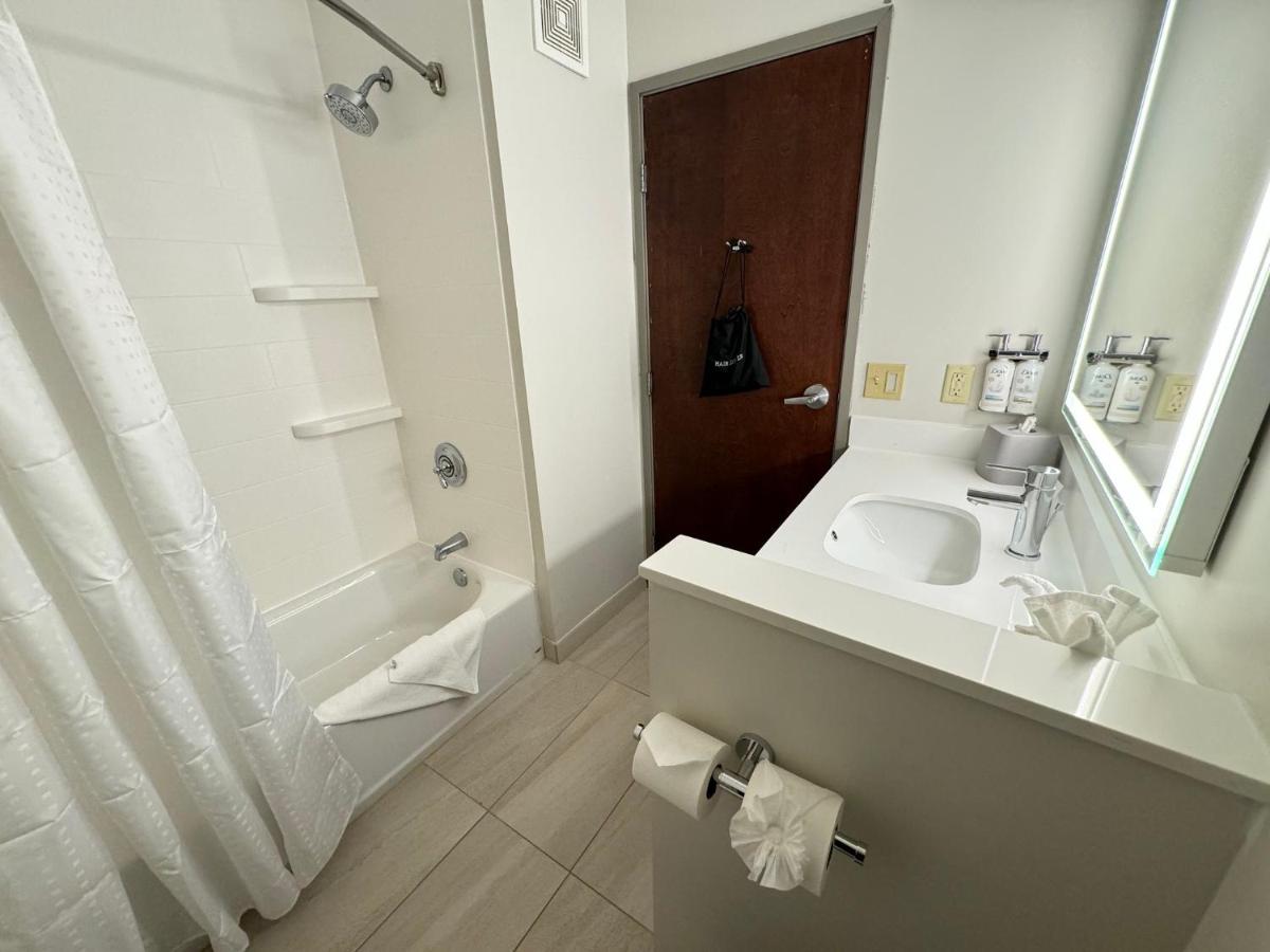 | Holiday Inn Express Hotel & Suites St. Paul-Woodbury, an IHG Hotel