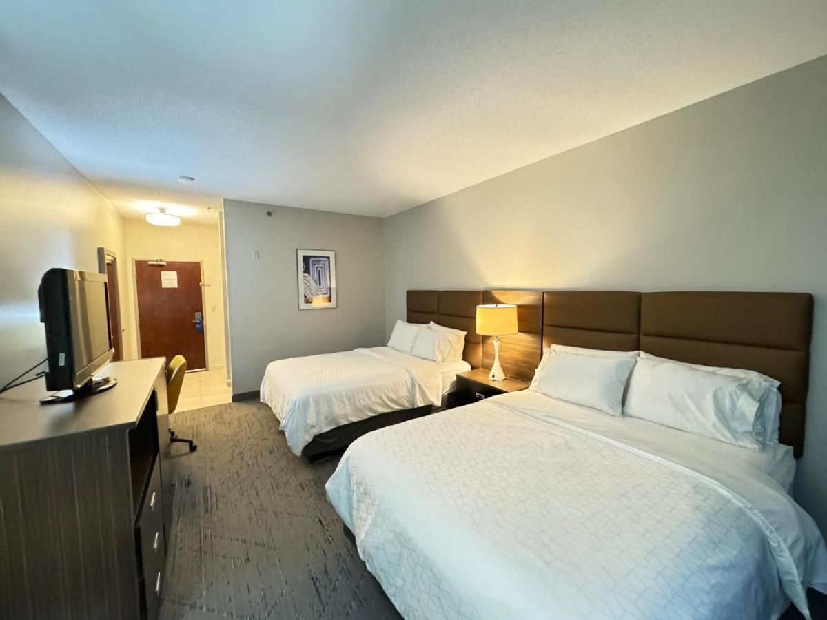 | Holiday Inn Express Hotel & Suites St. Paul-Woodbury, an IHG Hotel