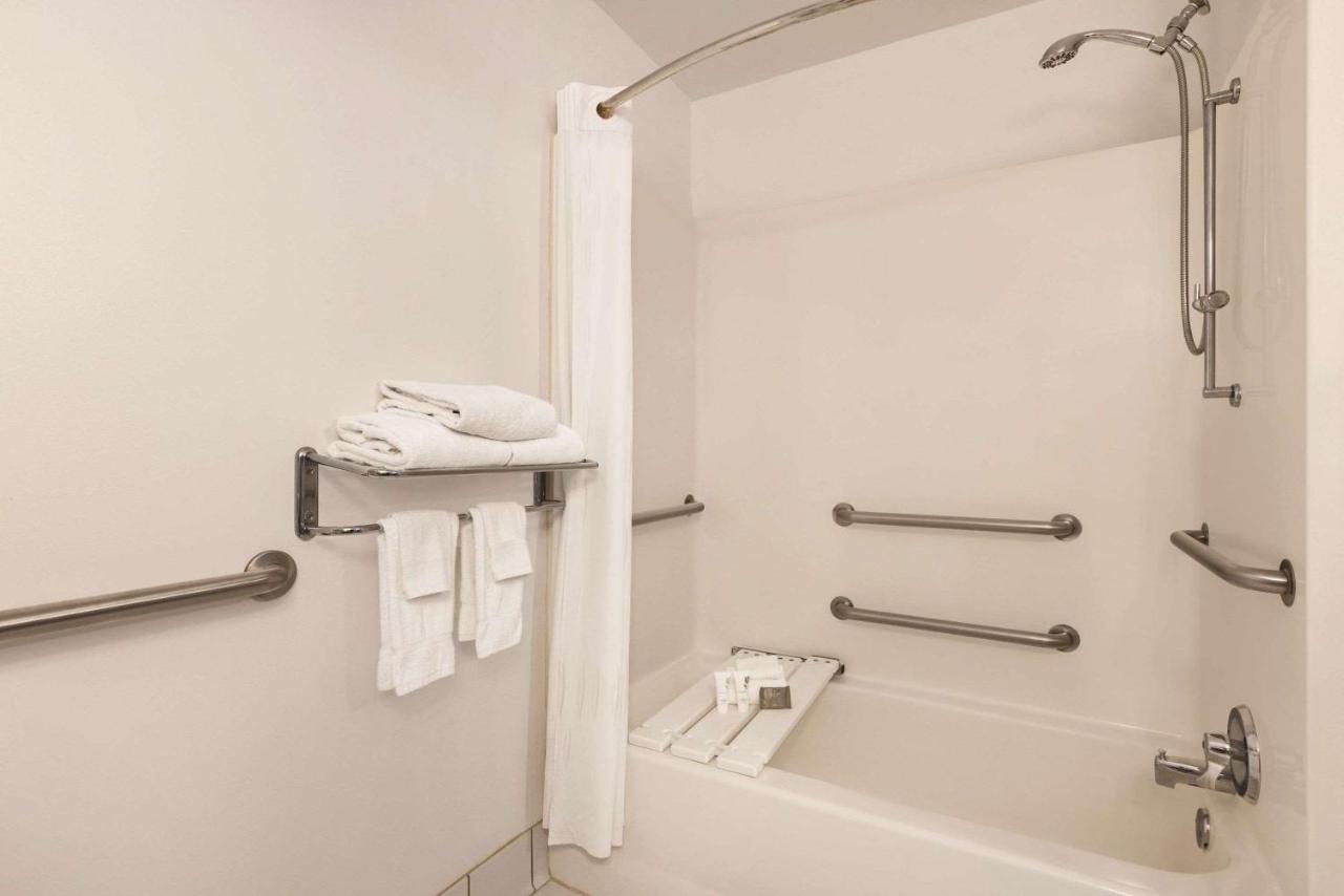 One-Bedroom King Suite - Disability Access/Non-Smoking at Country Inn & Suites by Radisson, Conyers, GA