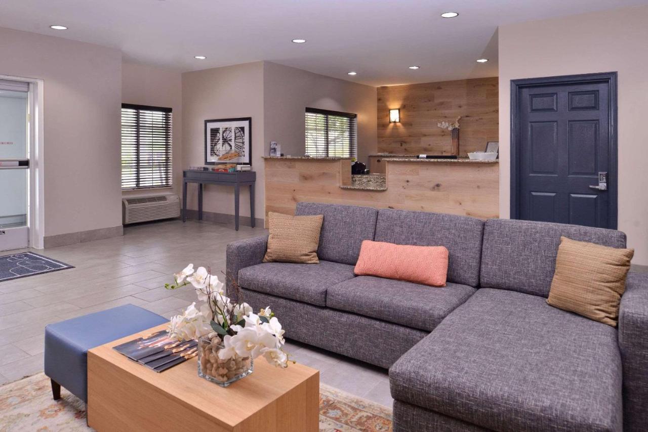 | Country Inn & Suites by Radisson, Omaha Airport, IA
