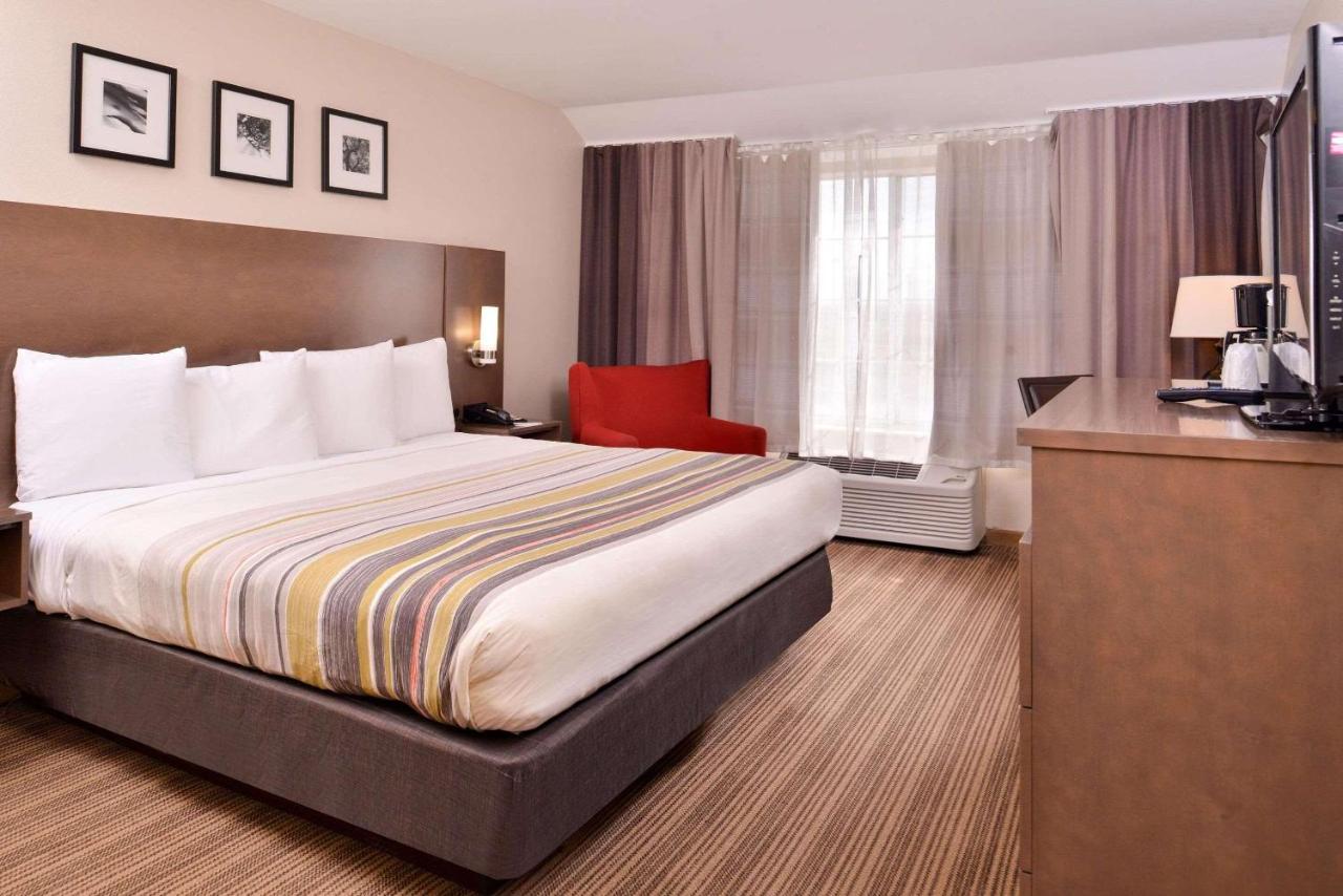 | Country Inn & Suites by Radisson, Omaha Airport, IA
