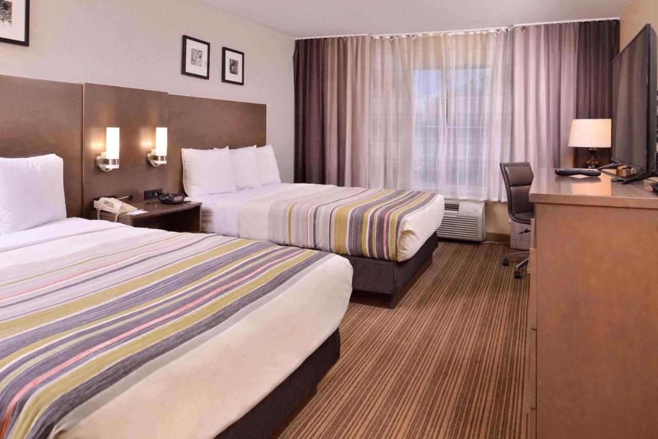 | Country Inn & Suites by Radisson, Omaha Airport, IA