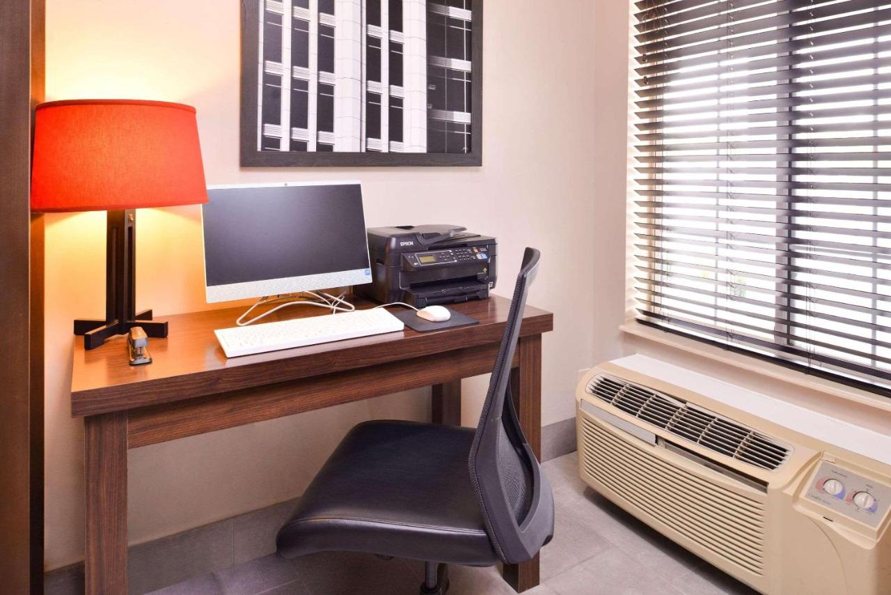 | Country Inn & Suites by Radisson, Omaha Airport, IA