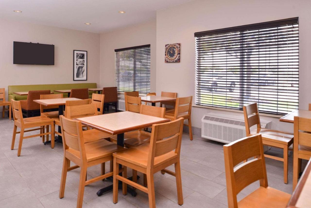 | Country Inn & Suites by Radisson, Omaha Airport, IA