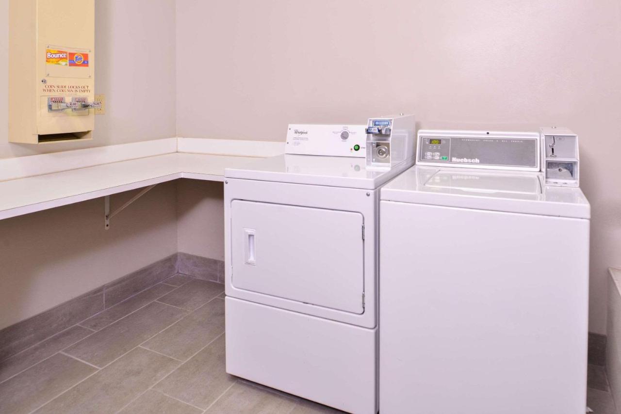 | Country Inn & Suites by Radisson, Omaha Airport, IA