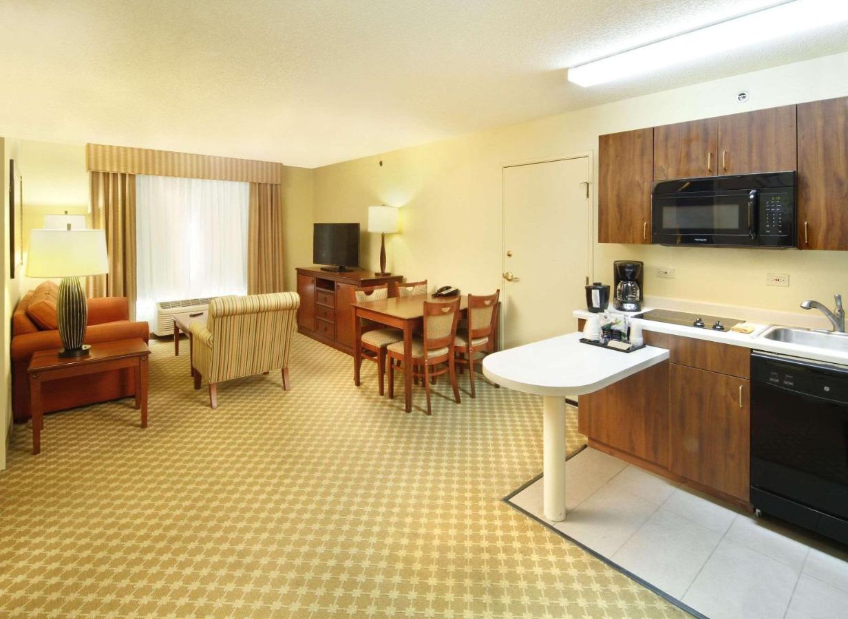 | Country Inn & Suites by Radisson, Crystal Lake, IL