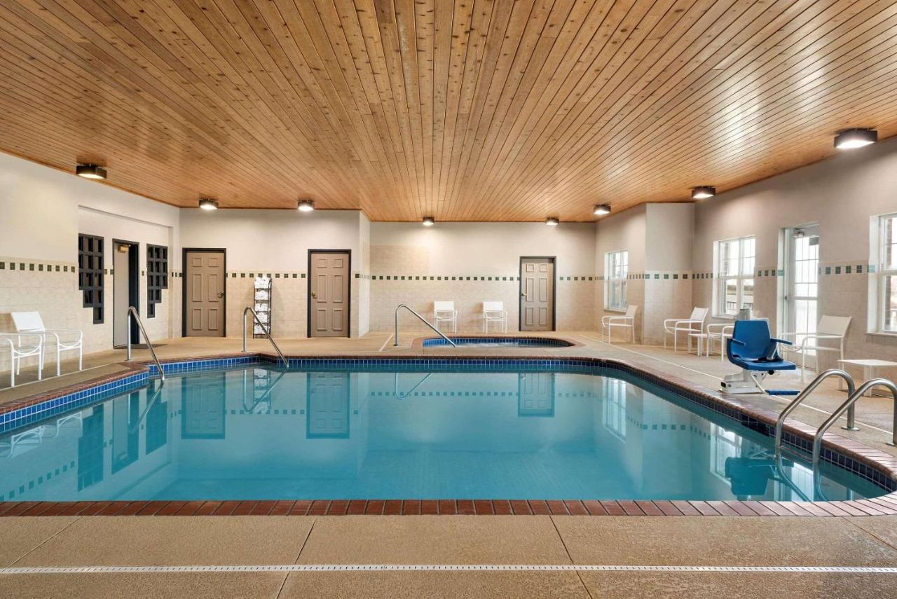  | Country Inn & Suites by Radisson, Kansas City at Village West, KS
