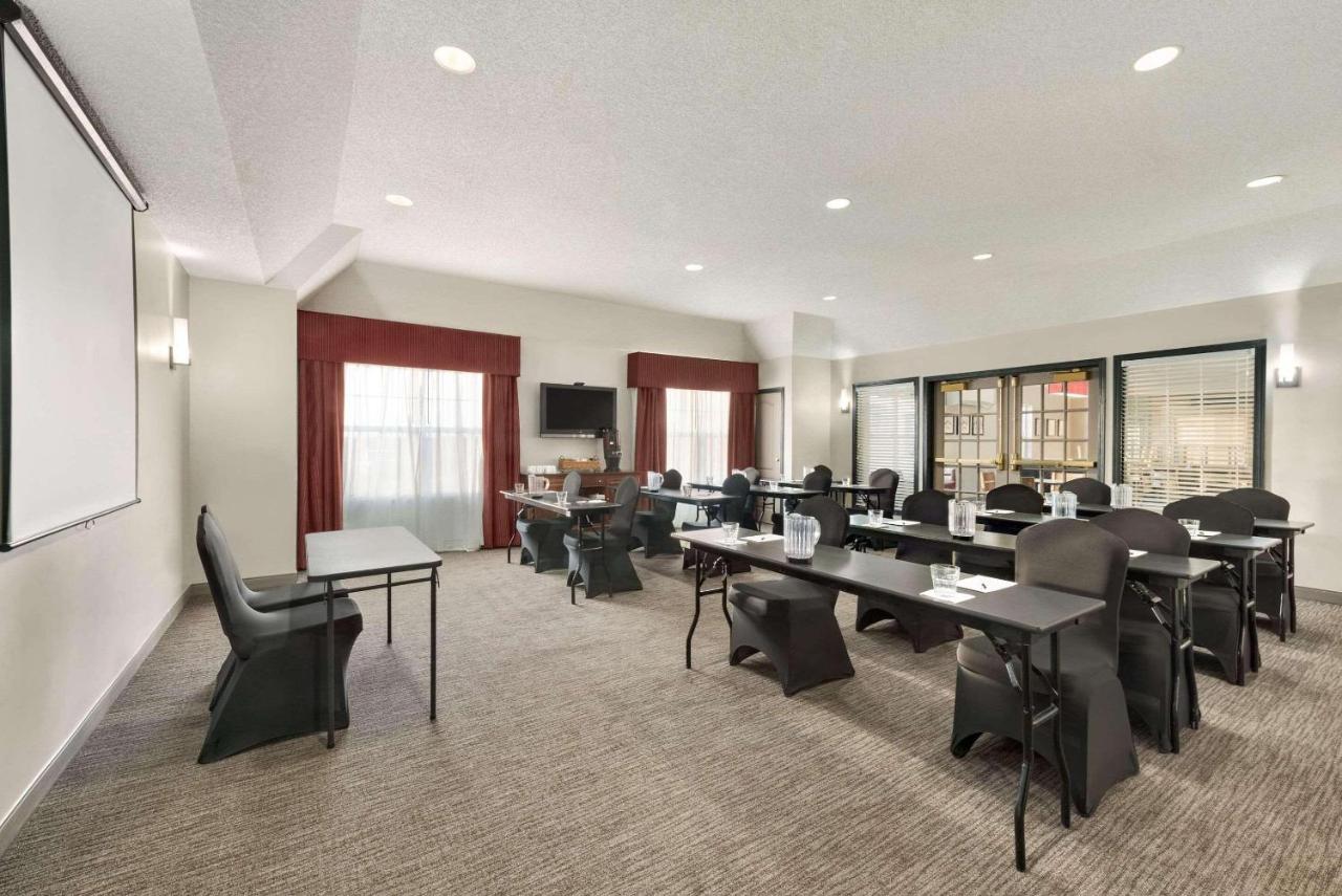  | Country Inn & Suites by Radisson, Kansas City at Village West, KS