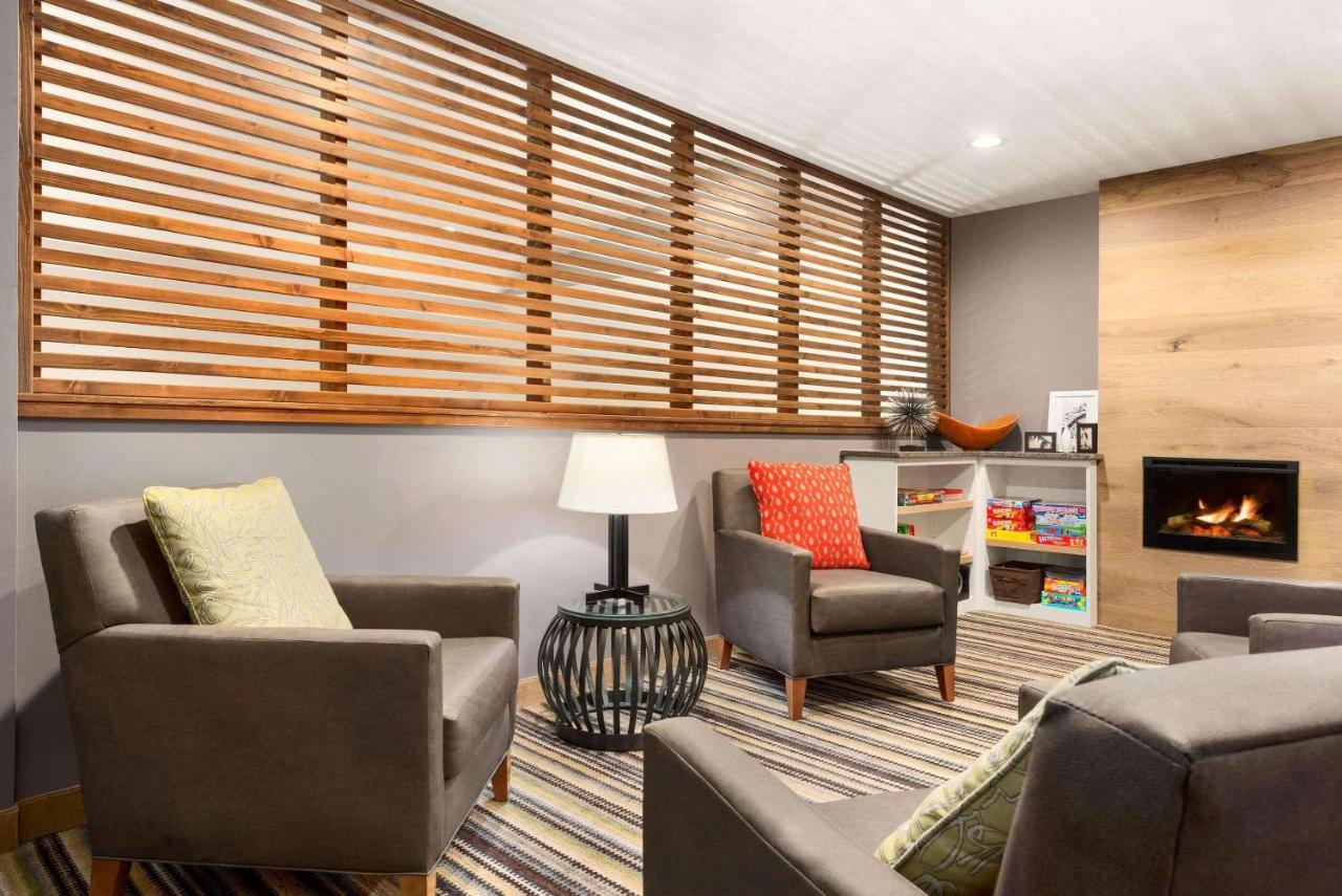 | Country Inn & Suites by Radisson, Baxter, MN