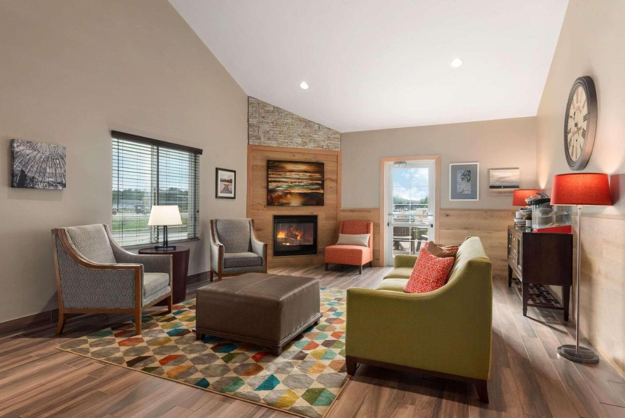 | Country Inn & Suites by Radisson, Baxter, MN