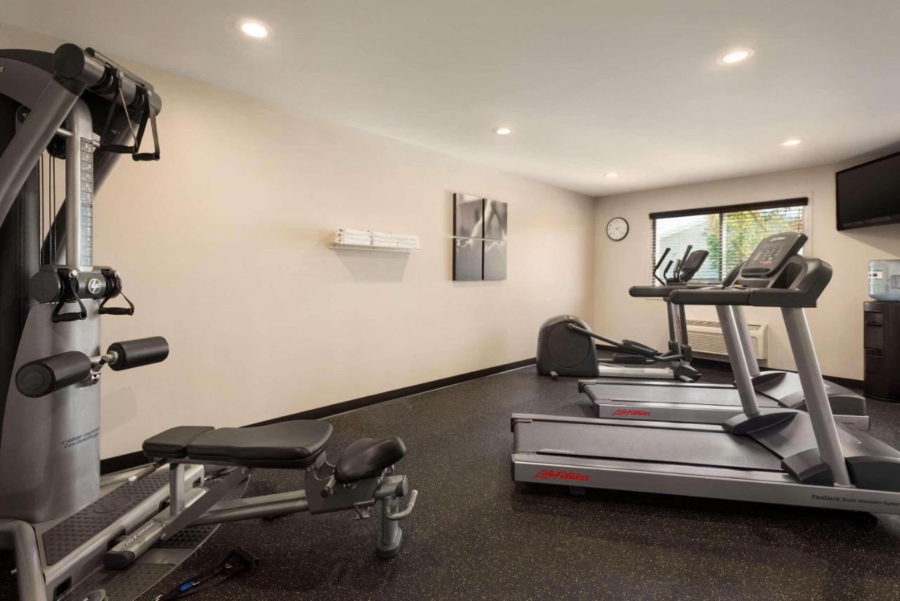 | Country Inn & Suites by Radisson, Baxter, MN
