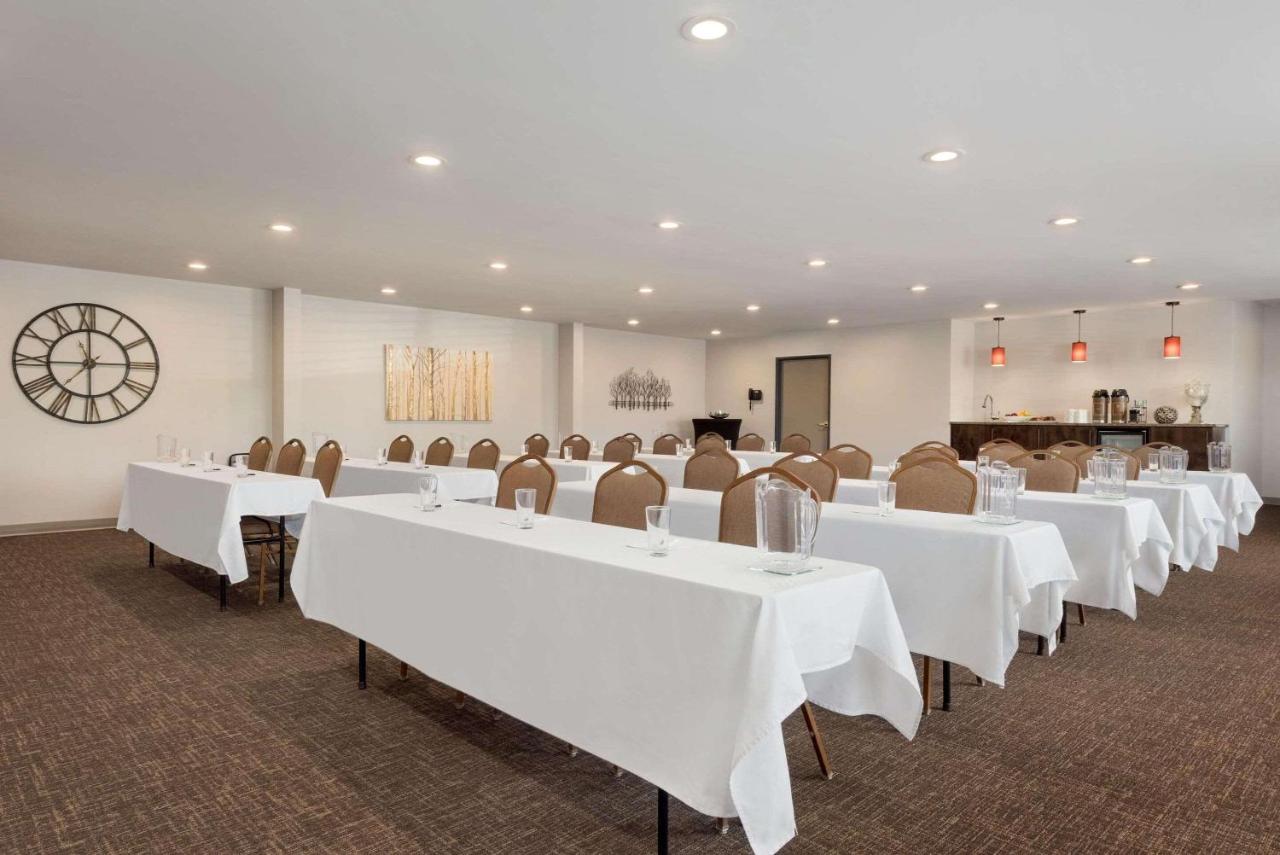 | Country Inn & Suites by Radisson, Baxter, MN