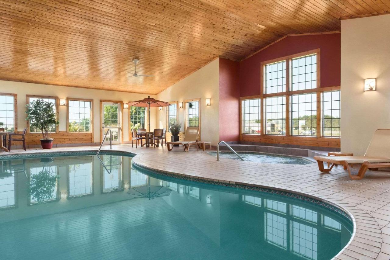 | Country Inn & Suites by Radisson, Baxter, MN