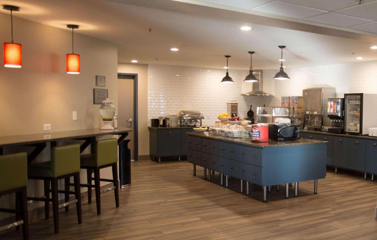 | Country Inn & Suites by Radisson, Baxter, MN