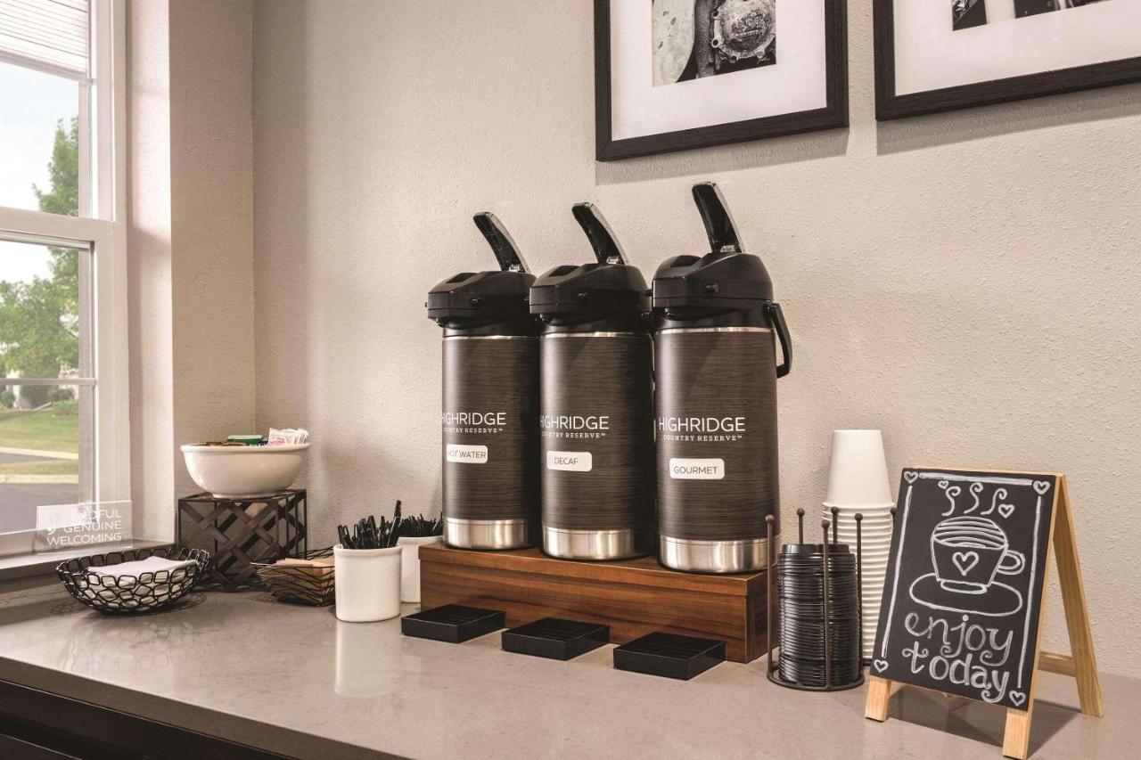 | Country Inn & Suites by Radisson, Dakota Dunes, SD