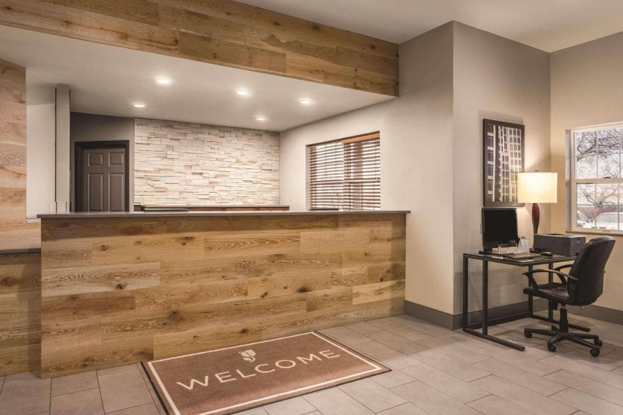 | Country Inn & Suites by Radisson, Dakota Dunes, SD