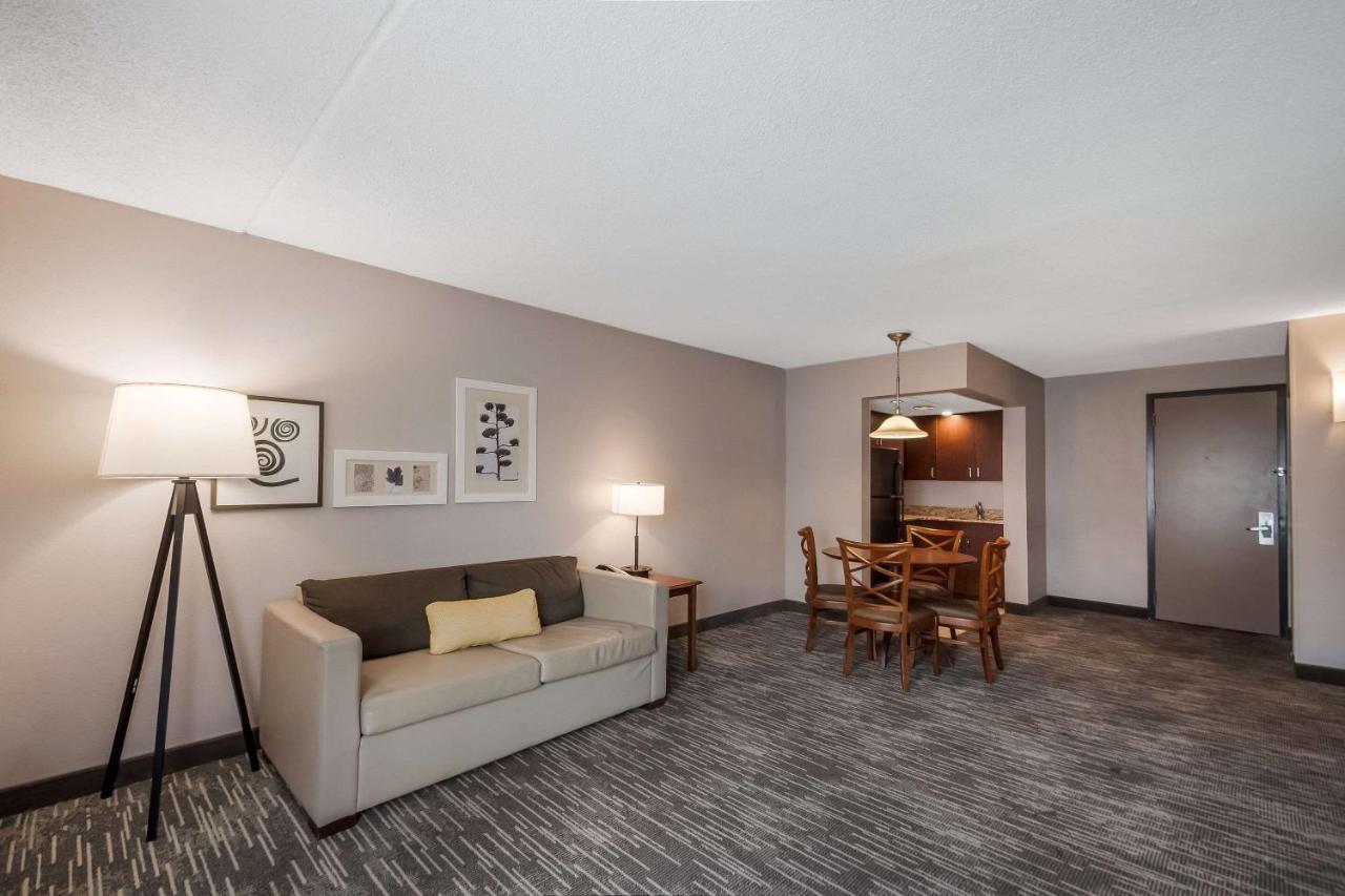 One-Bedroom Suite with Two Queen Beds at Country Inn & Suites by Radisson, Fredericksburg South (I-95), VA
