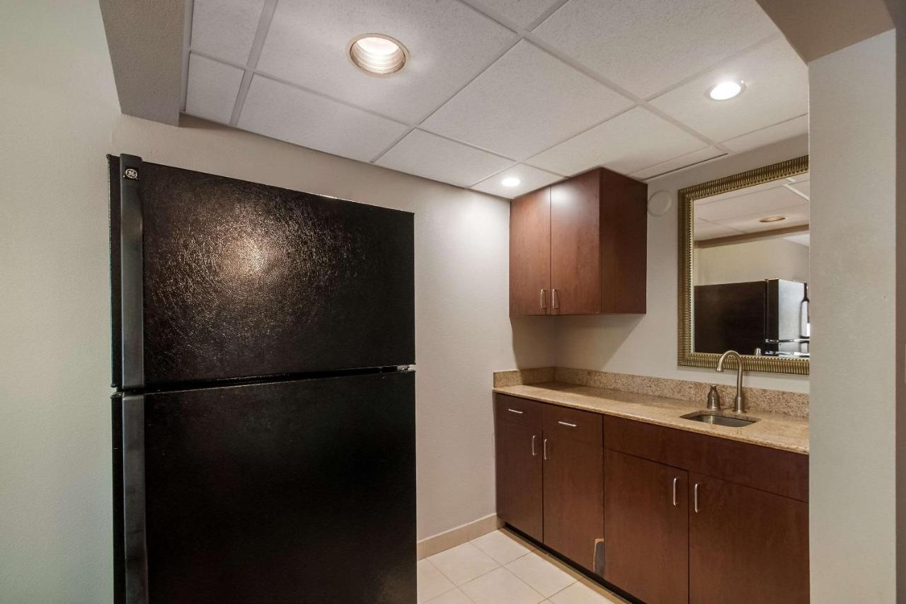 One-Bedroom Suite with King Bed at Country Inn & Suites by Radisson, Fredericksburg South (I-95), VA