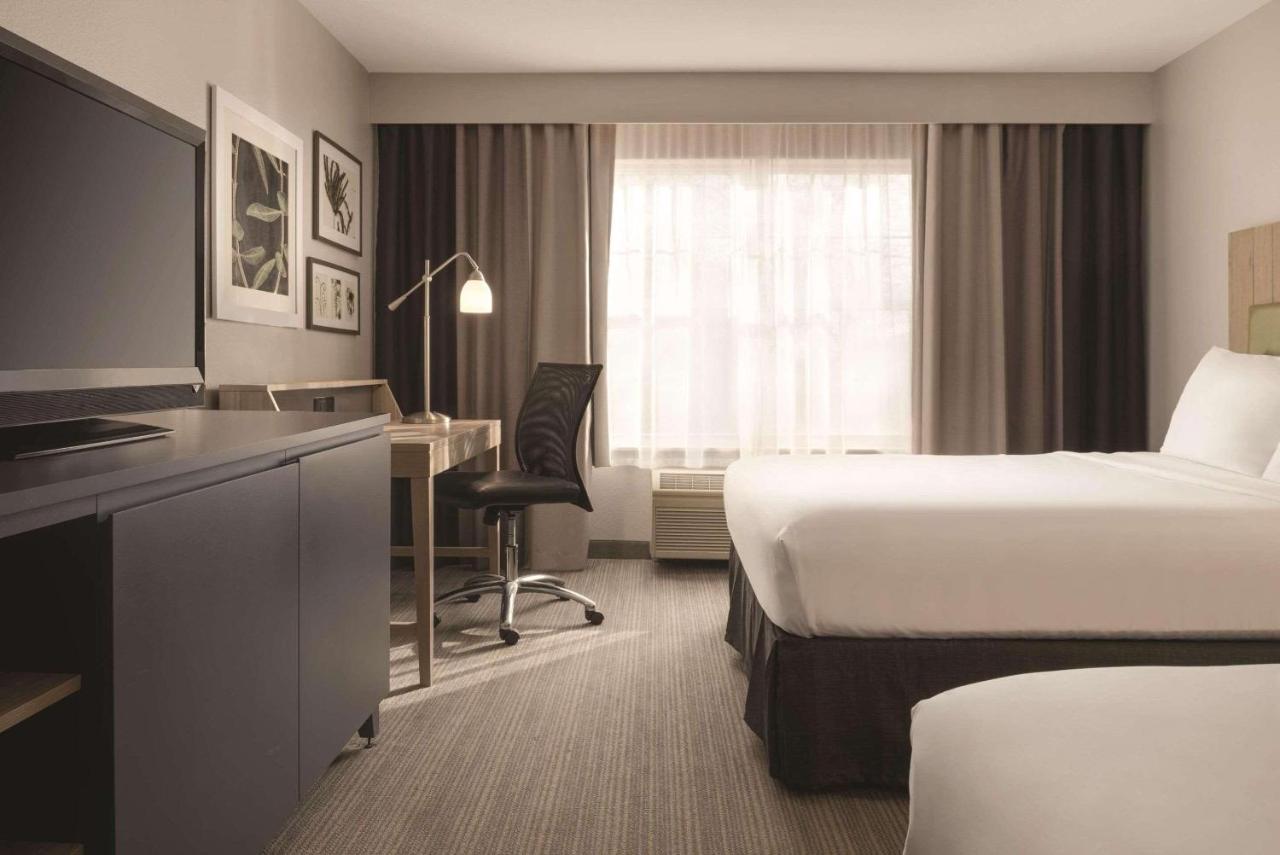 | Country Inn & Suites by Radisson, Germantown, WI