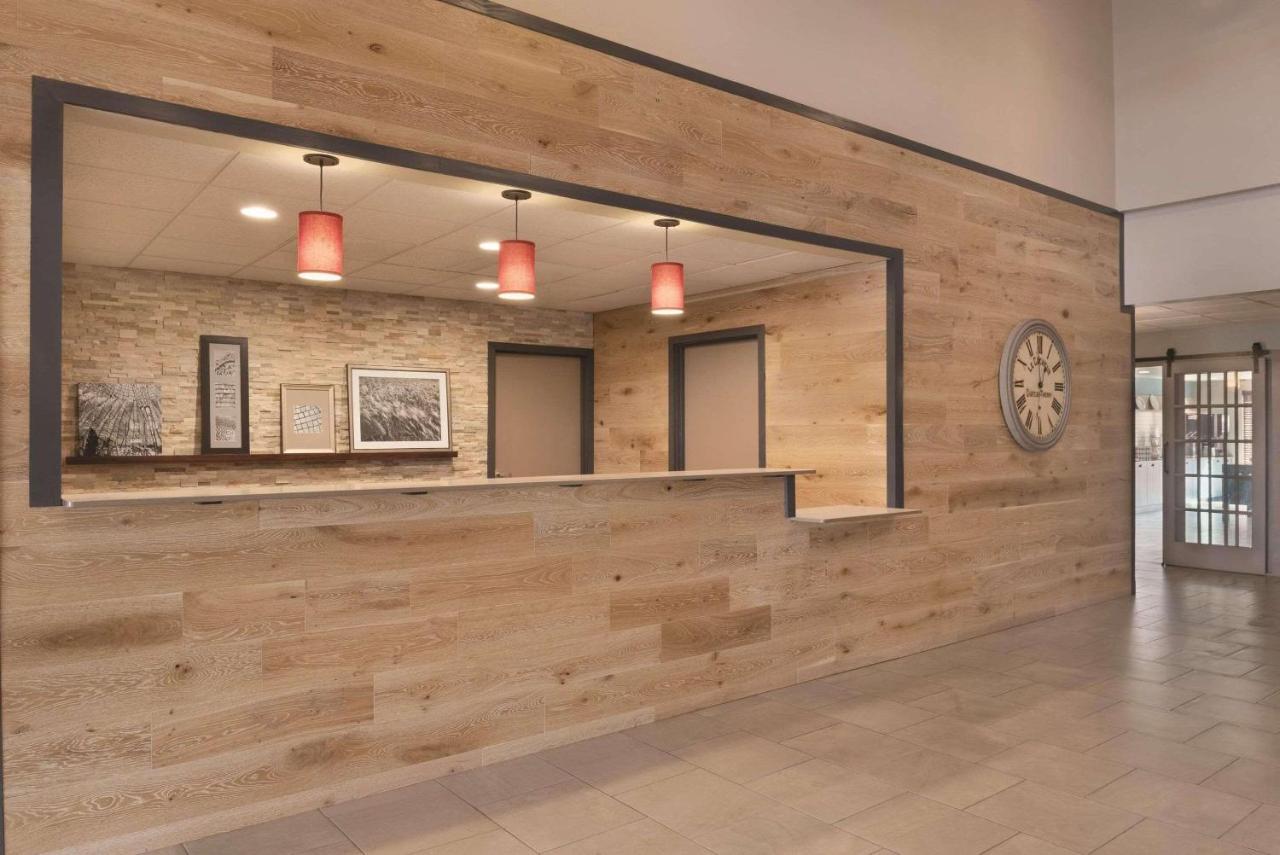 | Country Inn & Suites by Radisson, Germantown, WI
