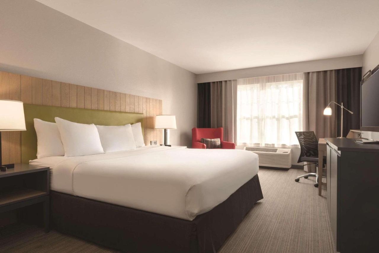 | Country Inn & Suites by Radisson, Germantown, WI