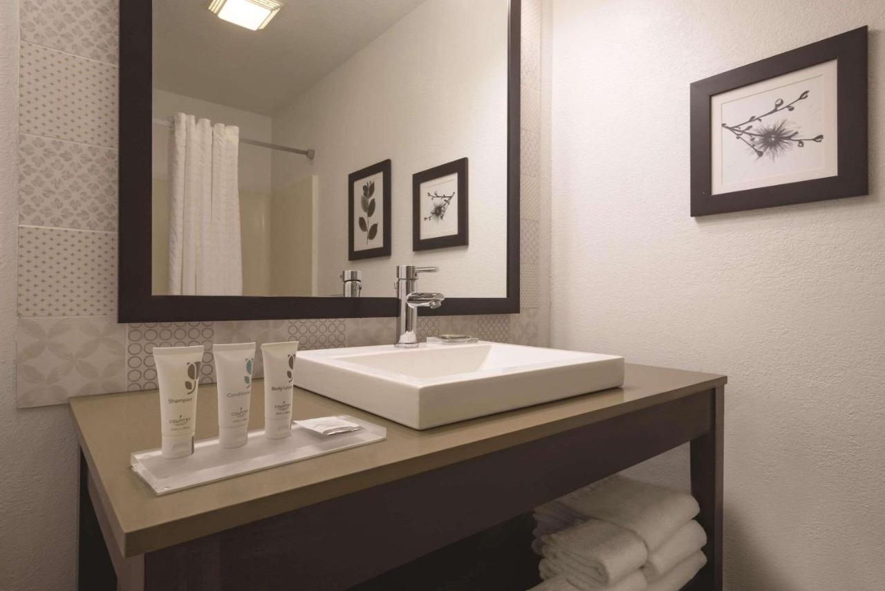  | Country Inn & Suites by Radisson, Germantown, WI