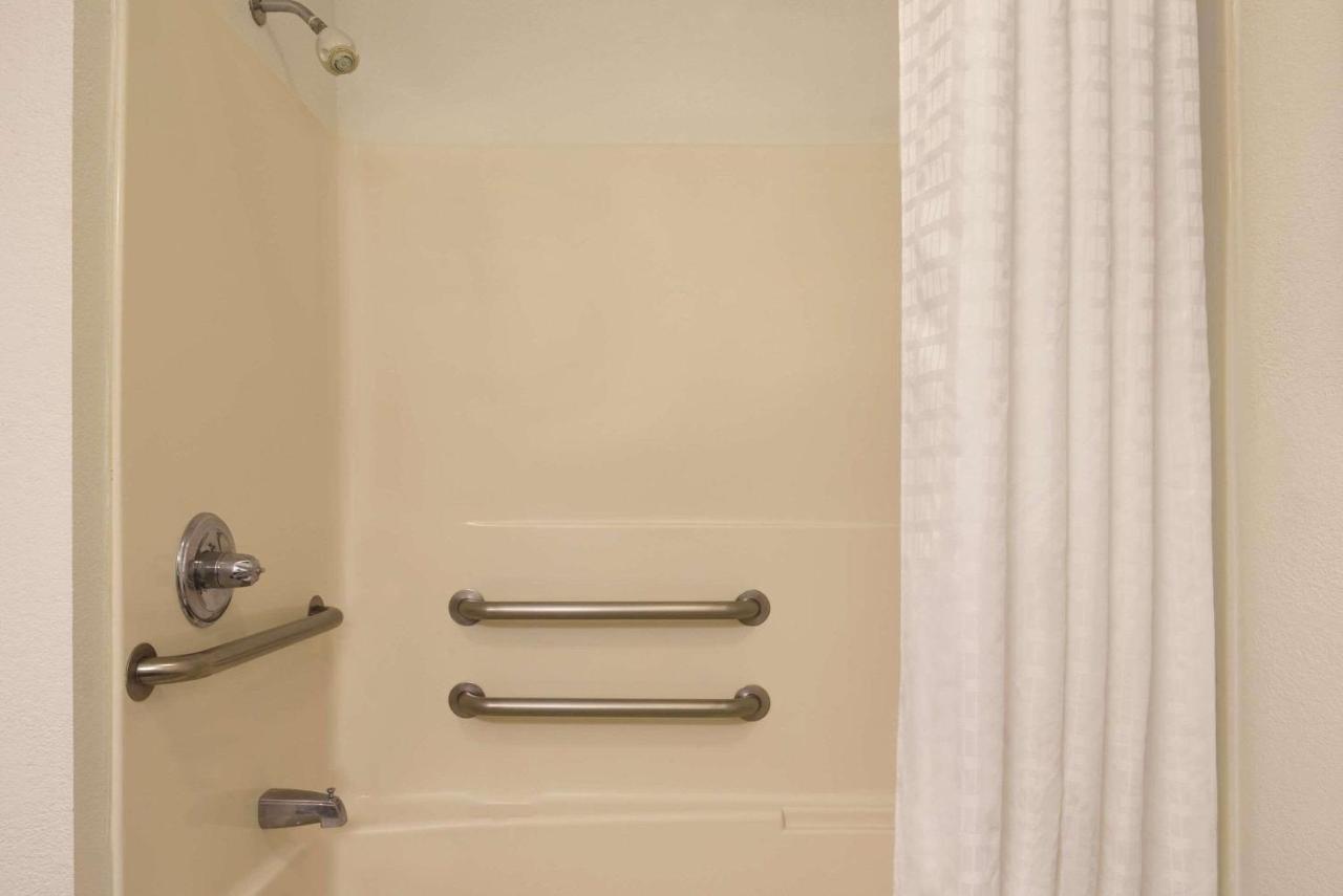 | Country Inn & Suites by Radisson, Germantown, WI